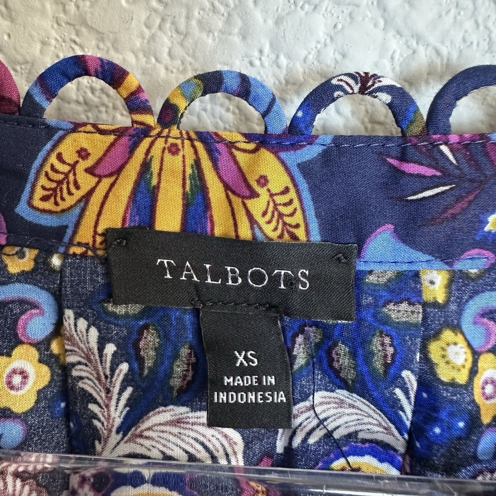 Talbots Poplin Top Women's XS Navy Balloon Sleeve Medallion Print V-Neck‎ NEW - Picture 5 of 7
